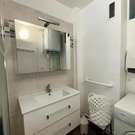 Lumineux A 50m De La Avec Balcon - 5 Personnes, - Fr-1-323-298 *